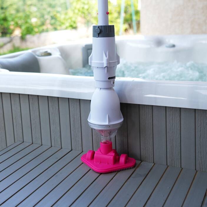 Balai brosse piscine avec branchement sur aspiration.